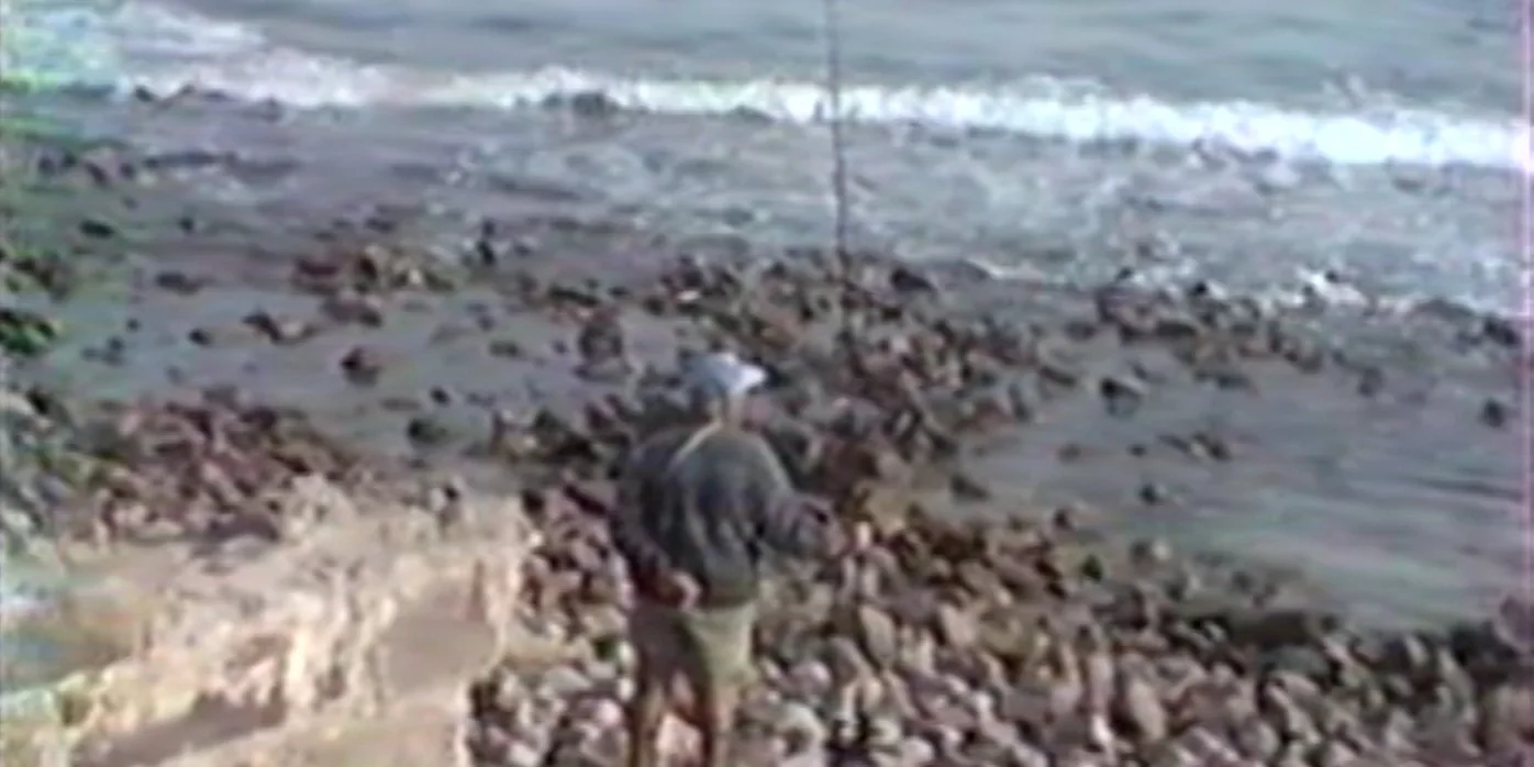 Image d’origine d’un pêcheur au bord de la mer
